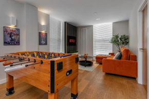 MK CITY CENTRE, THE DIAMOND SUITE, FREE Parking Space, PREMIUM SPACIOUS Apartment with FOOSBALL TABLE